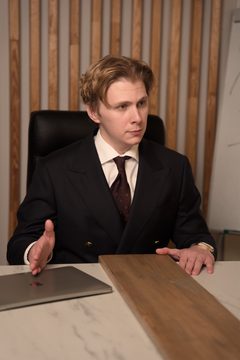 Лобанов Николай Александрович, эксперт по безопасности критической информационной инфраструктуры, за рабочим столом