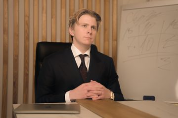 Лобанов Николай Александрович за рабочим столом, горизонтальный кадр